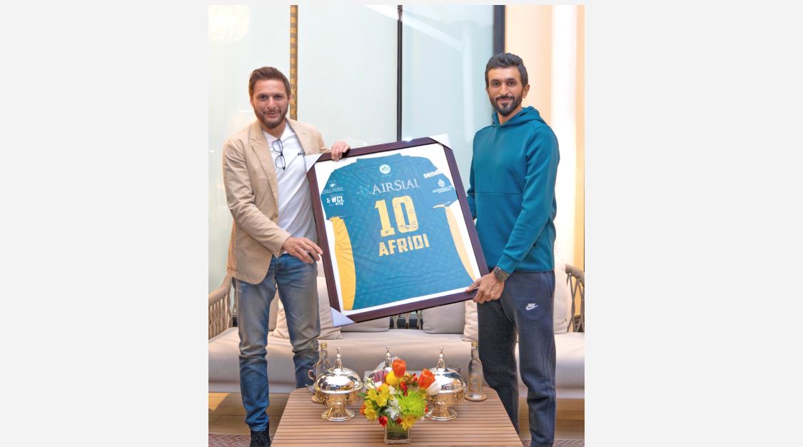 Shaikh Nasser receives Pakistan cricket legend